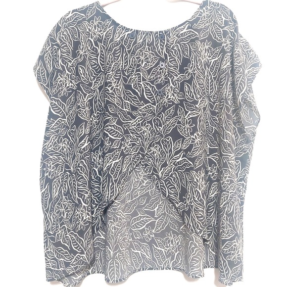 Torrid Womens Size 2 Sleeveless Boxy Blouse 3 Button Open Back Lightweight Flowy - Picture 3 of 8